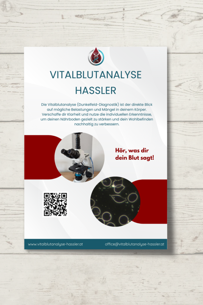 Ein medizinisch-informativer Werbeflyer für „Vitalblutanalyse Hassler“ auf hellem Holzhintergrund. Das Design zeigt ein Mikroskop, eine Dunkelfeld-Aufnahme von Blutzellen und den Slogan „Hör, was dir dein Blut sagt!“ in roter Schrift.